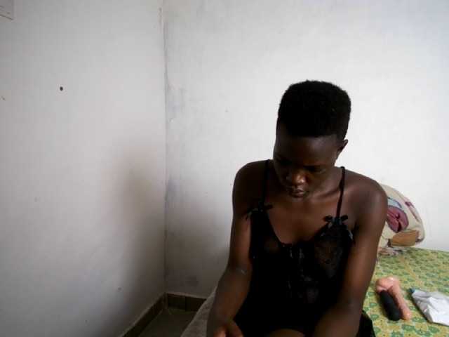 Prettieme12 live cam on BongaCams