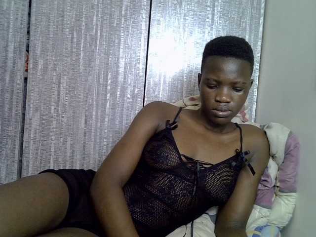 Prettieme12 live cam on BongaCams