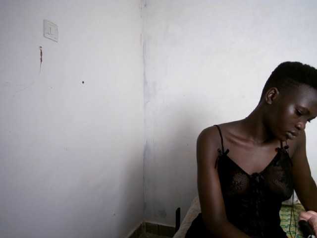 Prettieme12 live cam on BongaCams