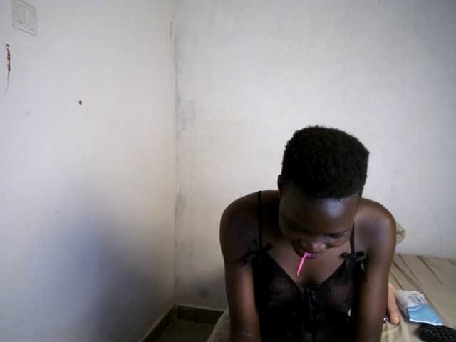 Prettieme12 live cam on BongaCams