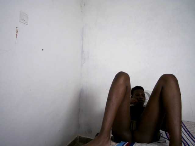 Prettieme12 live cam on BongaCams