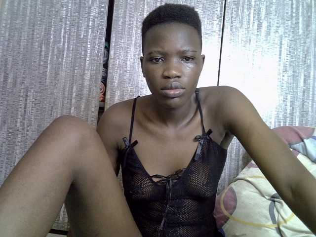Prettieme12 live cam on BongaCams