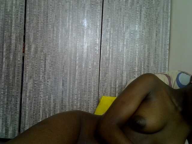 Prettieme12 live cam on BongaCams