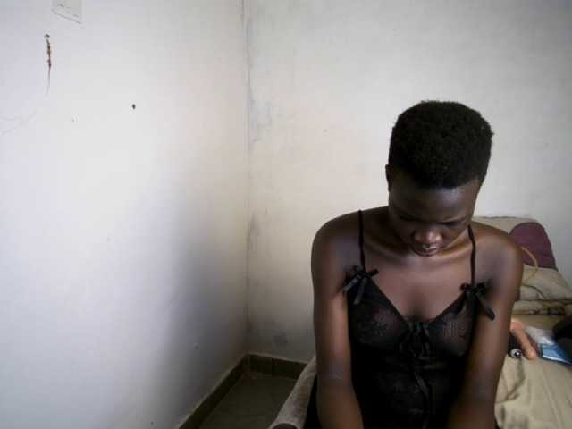 Prettieme12 live webcam show