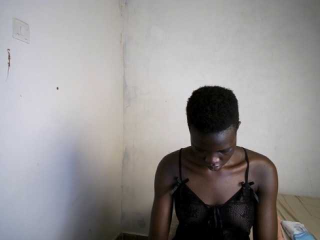 Prettieme12 live cam on BongaCams