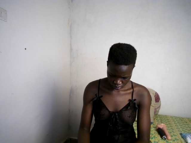 Prettieme12 live cam on BongaCams