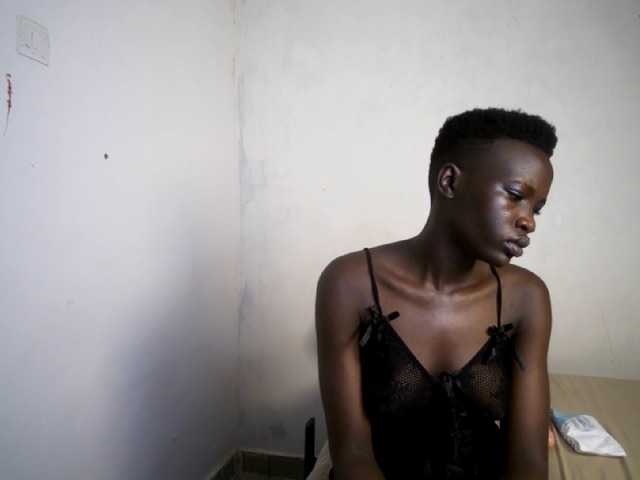 Prettieme12 live cam on BongaCams