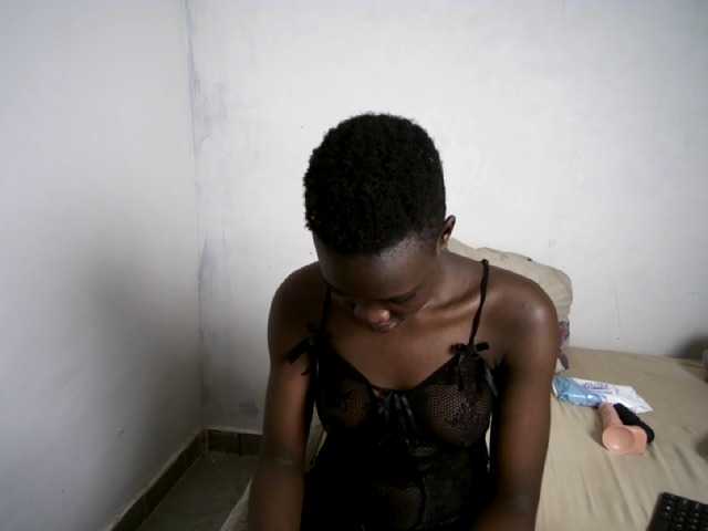 Prettieme12 live cam on BongaCams