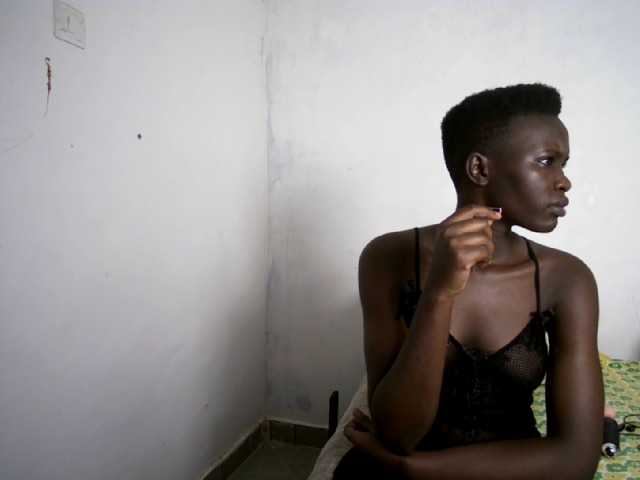 Prettieme12 live cam on BongaCams