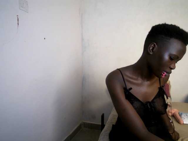 Prettieme12 live cam on BongaCams