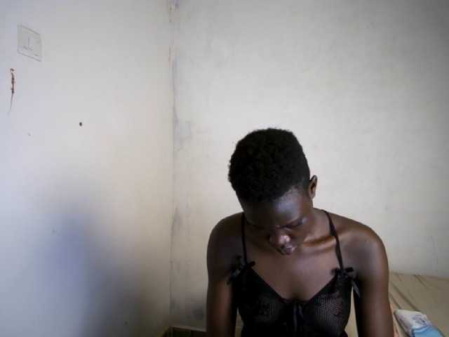 Prettieme12 live cam on BongaCams