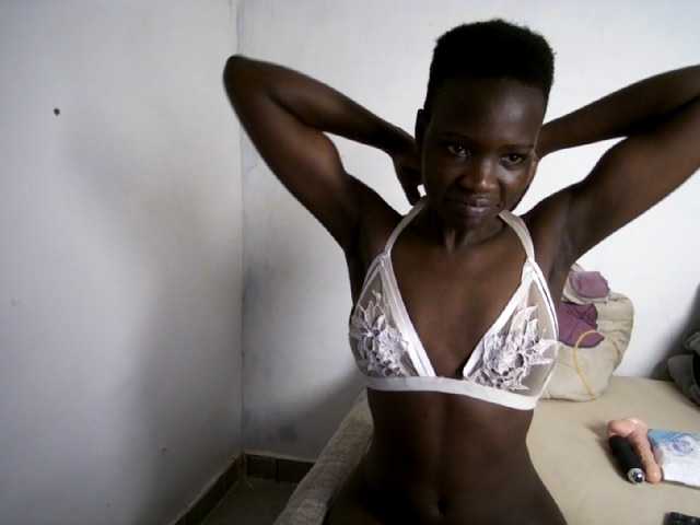 Prettieme12 live cam on BongaCams