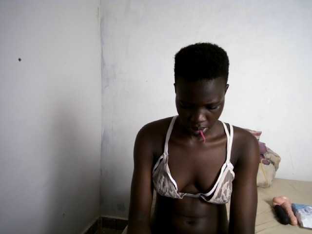 Prettieme12 live cam on BongaCams