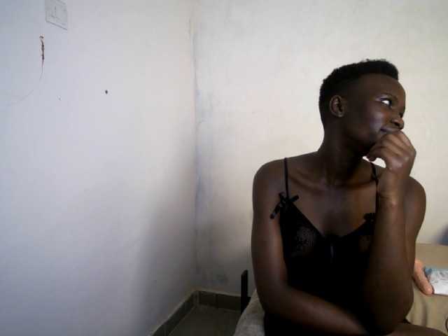 Prettieme12 live cam on BongaCams