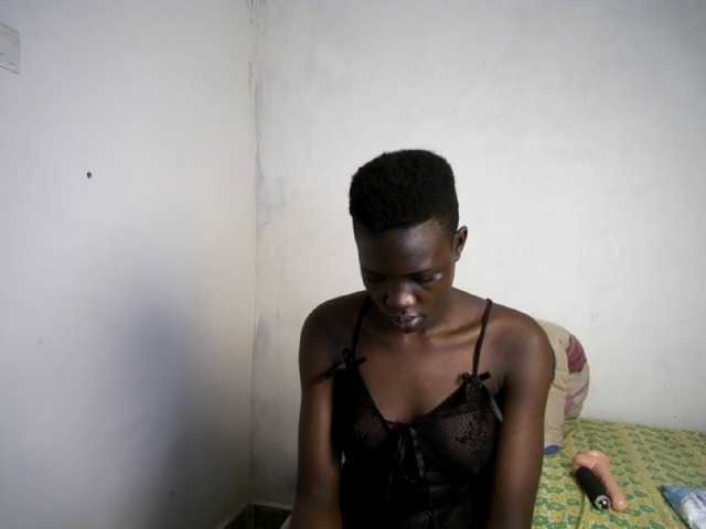 Prettieme12 live cam on BongaCams