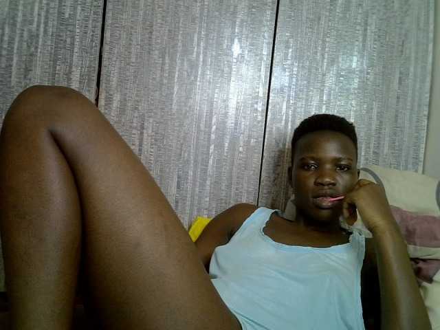 Prettieme12 live cam on BongaCams