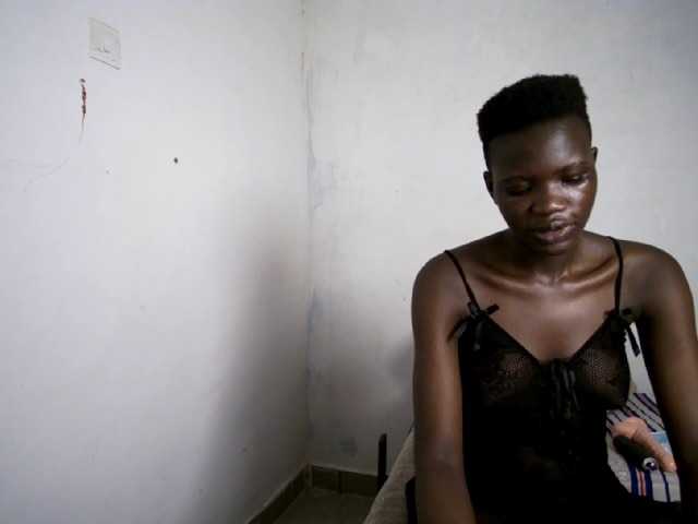 Prettieme12 live cam on BongaCams
