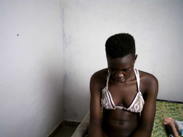 Prettieme12 live cam on BongaCams