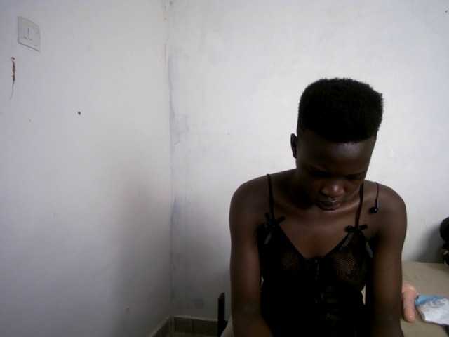Prettieme12 live cam on BongaCams
