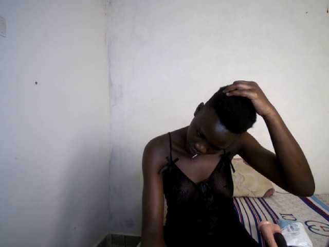 Prettieme12 live cam on BongaCams