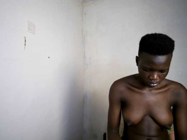 Prettieme12 live cam on BongaCams