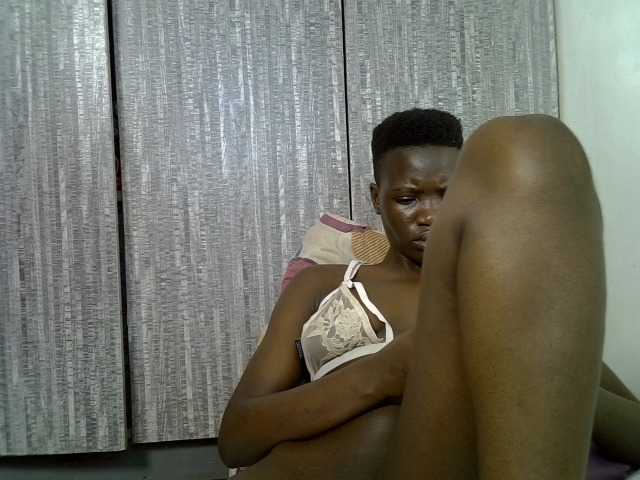 Prettieme12 live cam on BongaCams