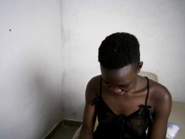 Prettieme12 live cam on BongaCams