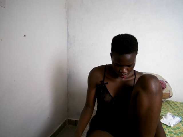 Prettieme12 live cam pe BongaCams