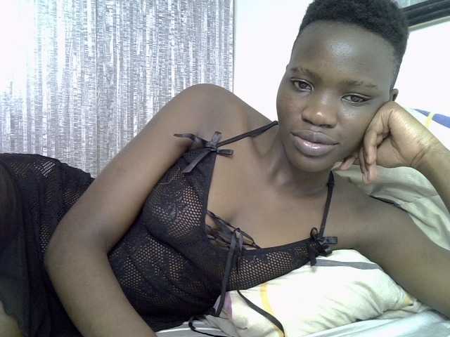 Prettieme12 live cam on BongaCams