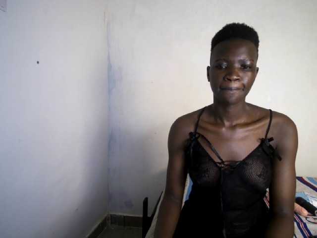 Prettieme12 live cam on BongaCams