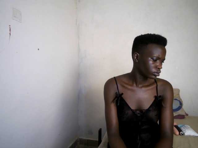 Prettieme12 live cam on BongaCams