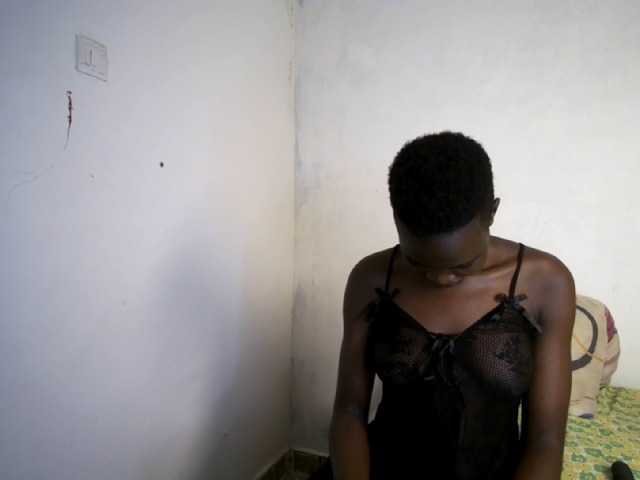 Prettieme12 live cam on BongaCams