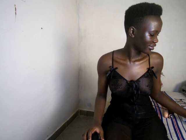 Prettieme12 live cam on BongaCams