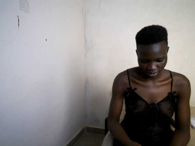 Prettieme12 live cam on BongaCams