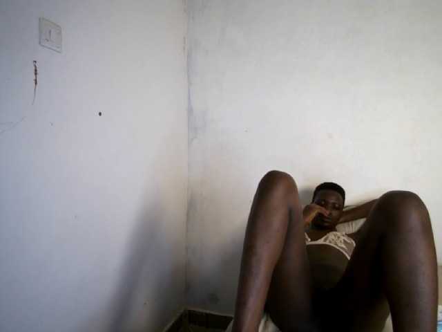 Prettieme12 live cam on BongaCams