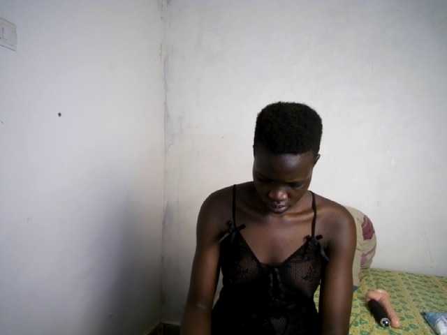 Prettieme12 live cam on BongaCams