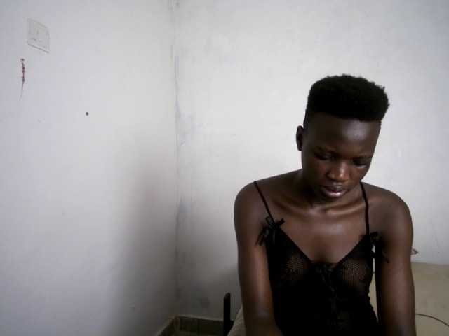 Prettieme12 live cam on BongaCams