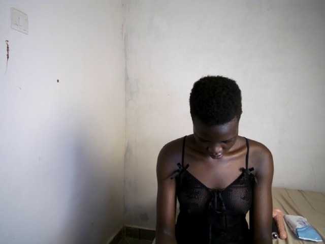 Prettieme12 live cam on BongaCams