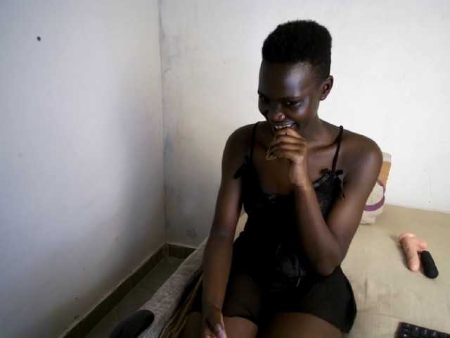 Prettieme12 live cam on BongaCams