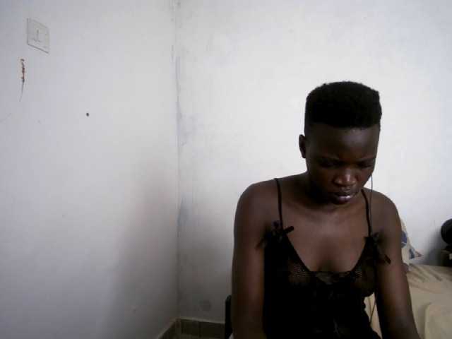 Prettieme12 live cam on BongaCams