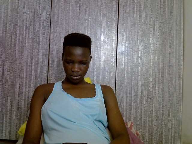 Prettieme12 live cam on BongaCams