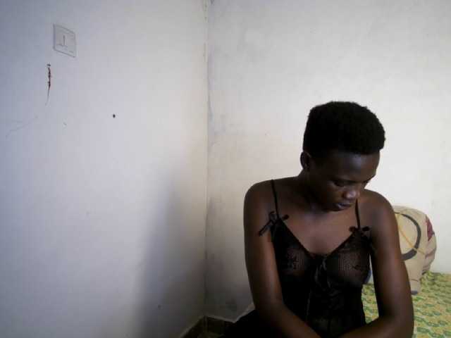 Prettieme12 live cam on BongaCams