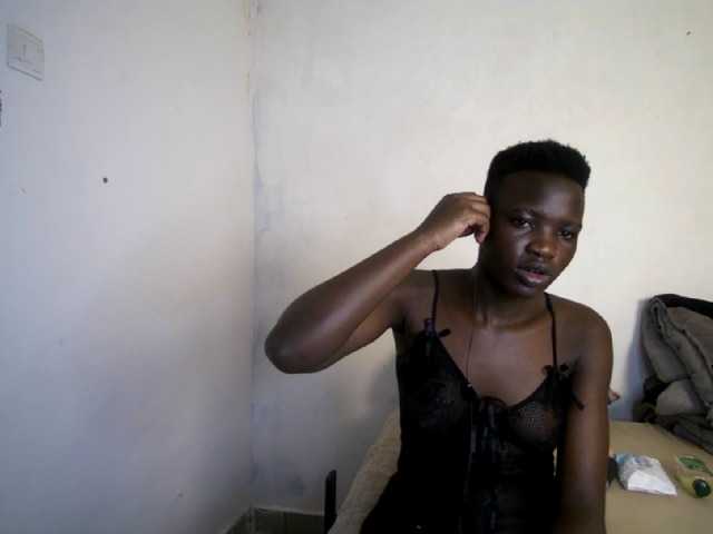 Prettieme12 live cam on BongaCams