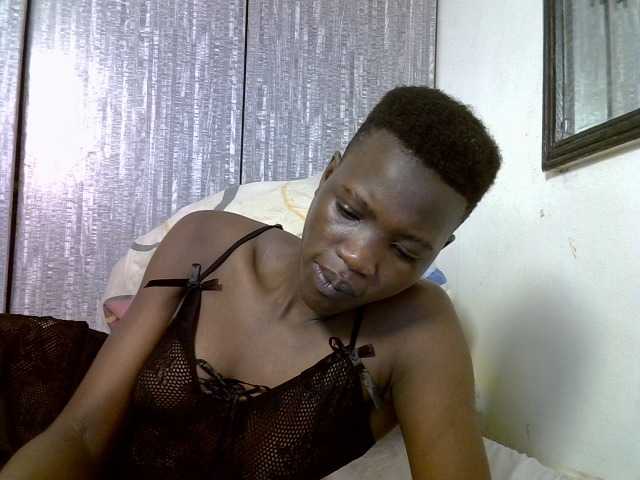 Prettieme12 live cam on BongaCams
