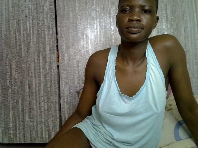Prettieme12 live cam on BongaCams