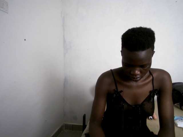 Prettieme12 live cam on BongaCams