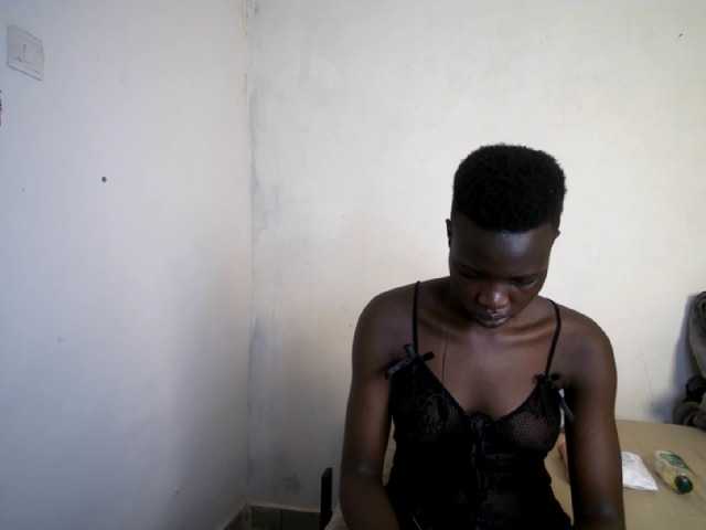 Prettieme12 live cam on BongaCams