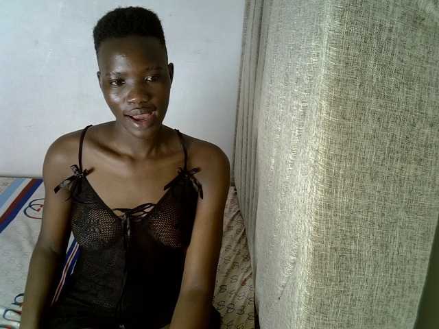 Prettieme12 live cam on BongaCams