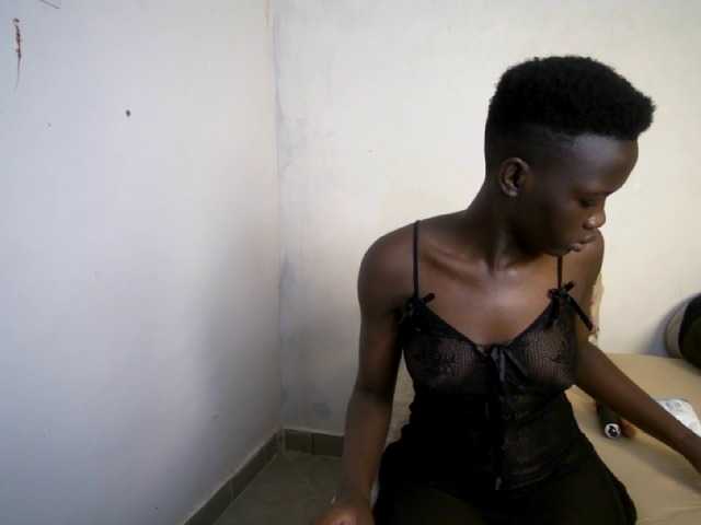 Prettieme12 live cam on BongaCams