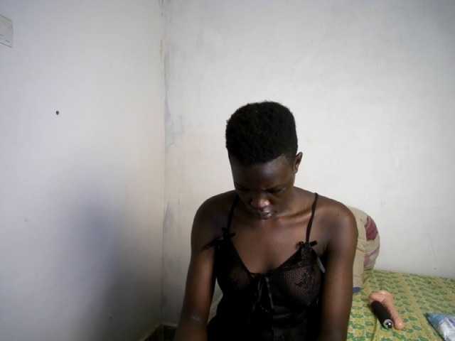 Prettieme12 live cam on BongaCams
